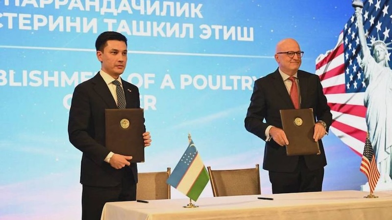 President of Uzbekistan Shavkat Mirziyoyev and Jan Henriksen, CEO of Aviagen Broiler Breeding Group at signing of agreement in Washington, DC